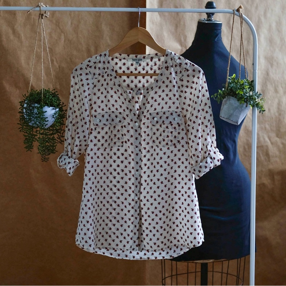✨Chic and lightweight Daniel Rainn blouse in size Small